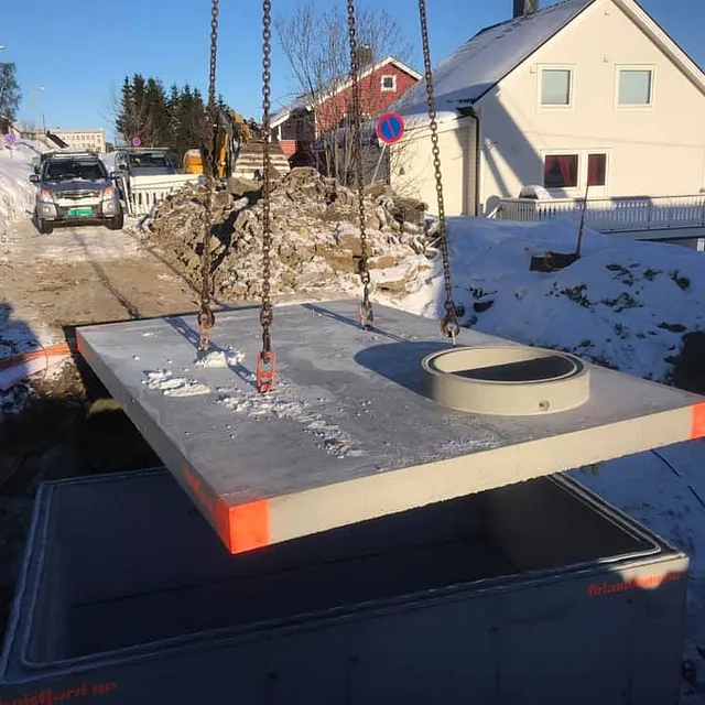 Stor betongblokk løftes i kran