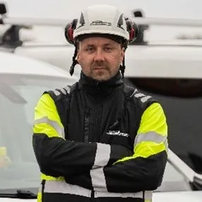 Bilde av mann i arbeidsklær og hjelm