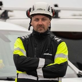 Bilde av mann i arbeidsklær og hjelm