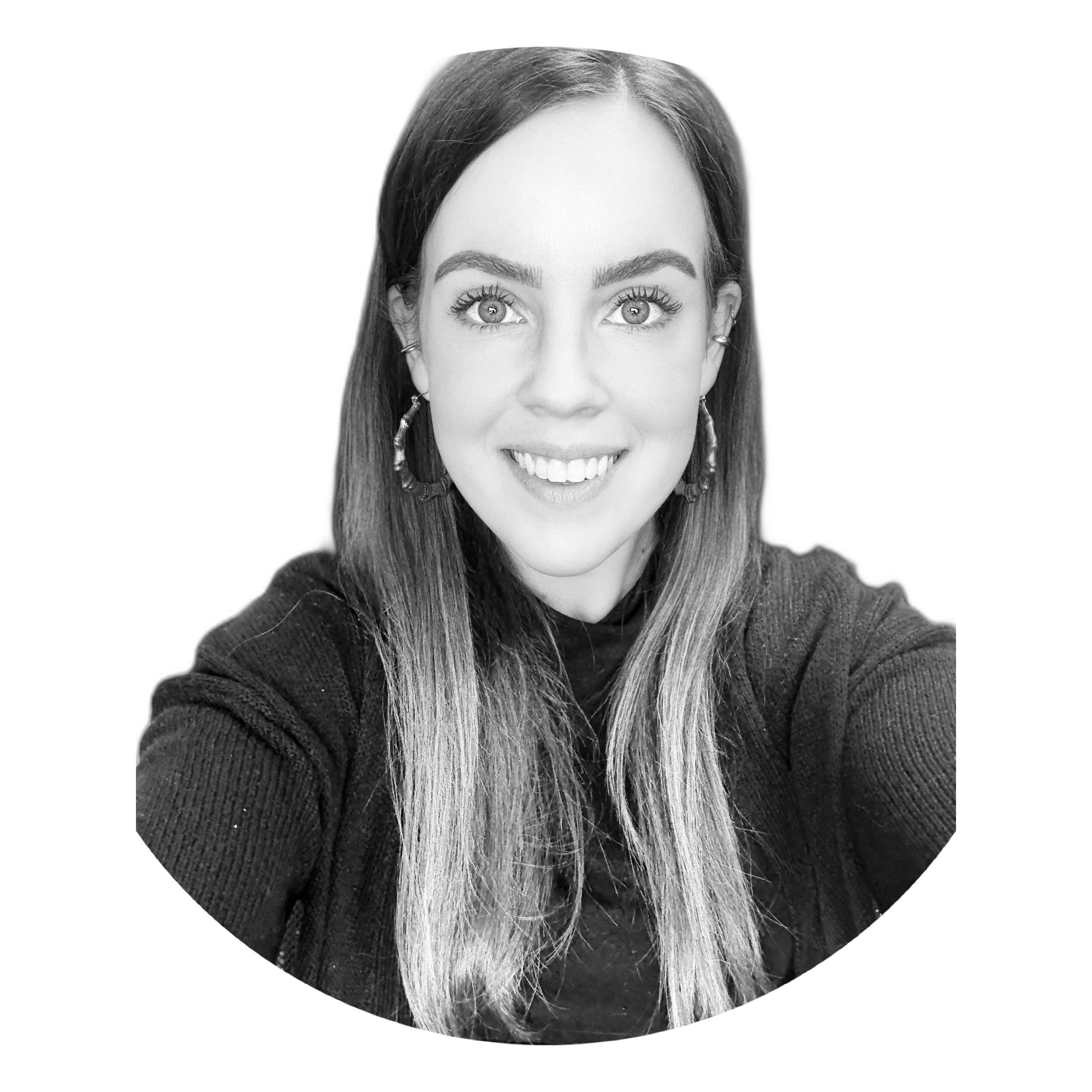 Kvinne med mørkt langt hår