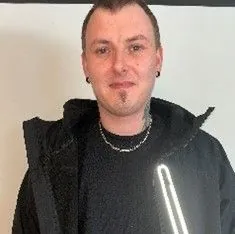 Bil de av mann i sort jakke med refleks