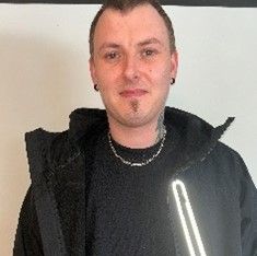 Bil de av mann i sort jakke med refleks