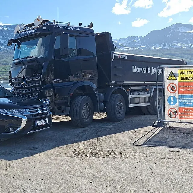 Sort lastebil - Mercedes